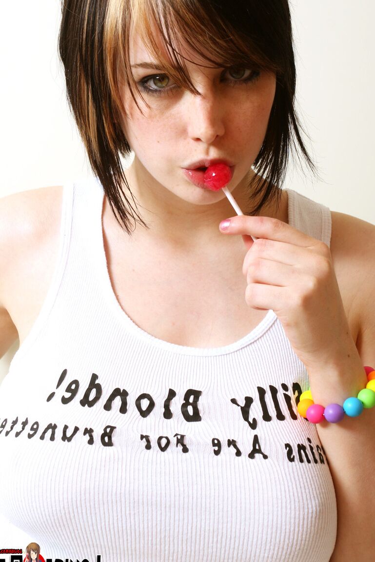 16P La jeune amatrice Louisa May expose ses magnifiques seins sur son lit.