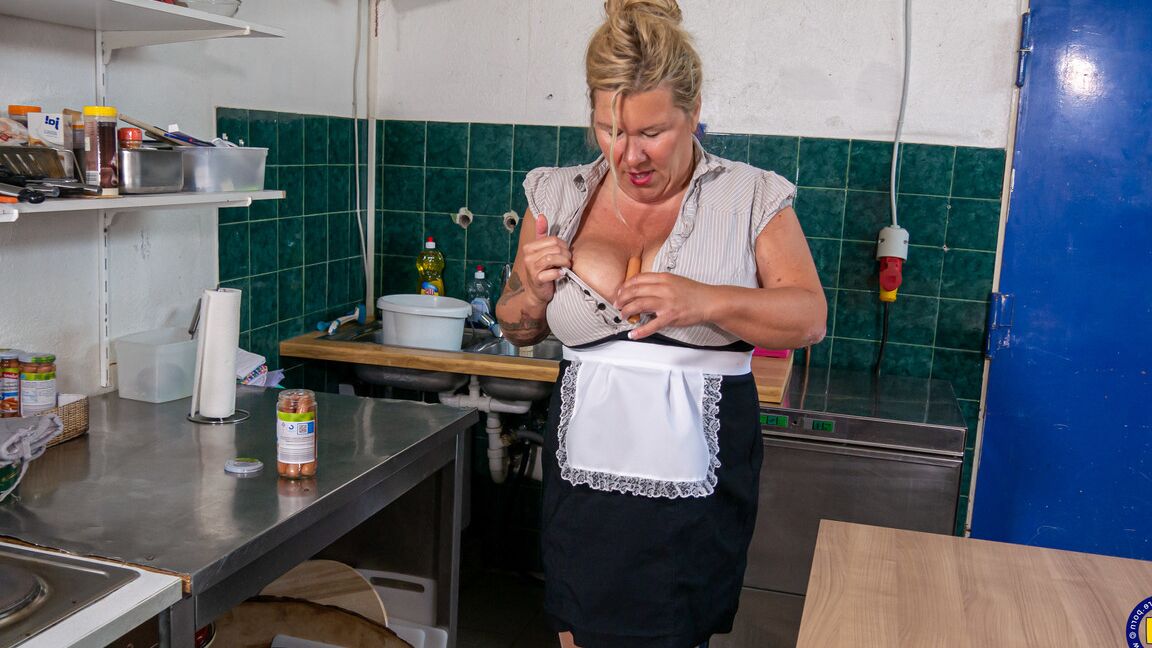16P Alte Putzfrau zieht sich beim Masturbieren in der Küche bis auf die hauchdünnen Strümpfe aus