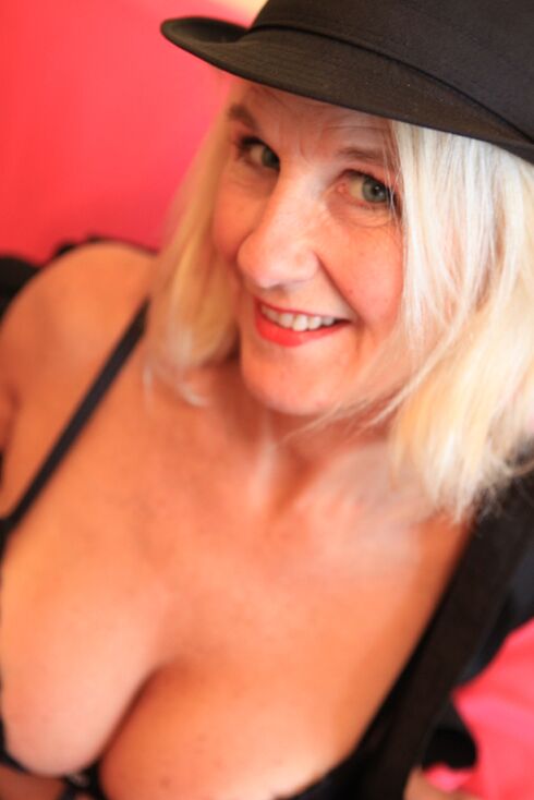 16P Molly MILF, amatrice blonde, se gode la chatte rasée tout en portant un fedora