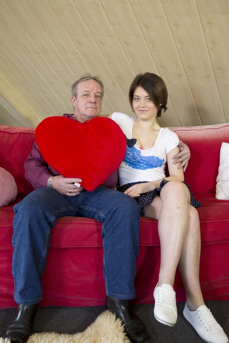 15P Junge brünette Teenagerin bekommt Hardcore mit Oldman-Doggystyle-Bang und Sperma im Gesicht