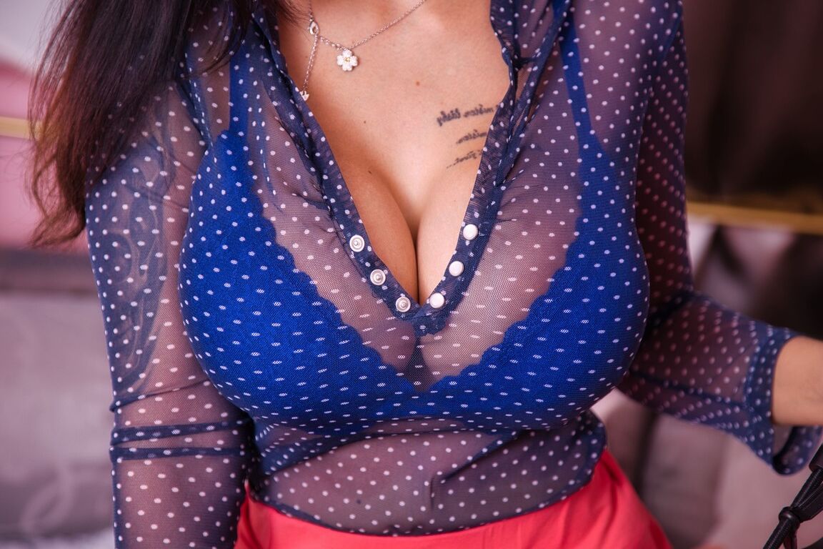 11P A mulher dominante Jennifer faz um boquete em seu amante nu na cama