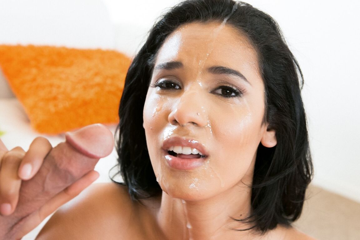 15P A morena Karmen Bella com mamilos grandes ganha gozada na cara depois de um boquete gostoso
