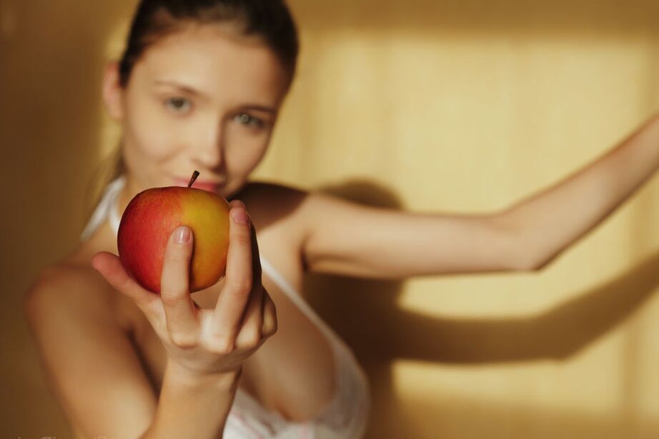 16P Hermosa adolescente revela sus grandes tetas y su chocho calvo mientras come fruta