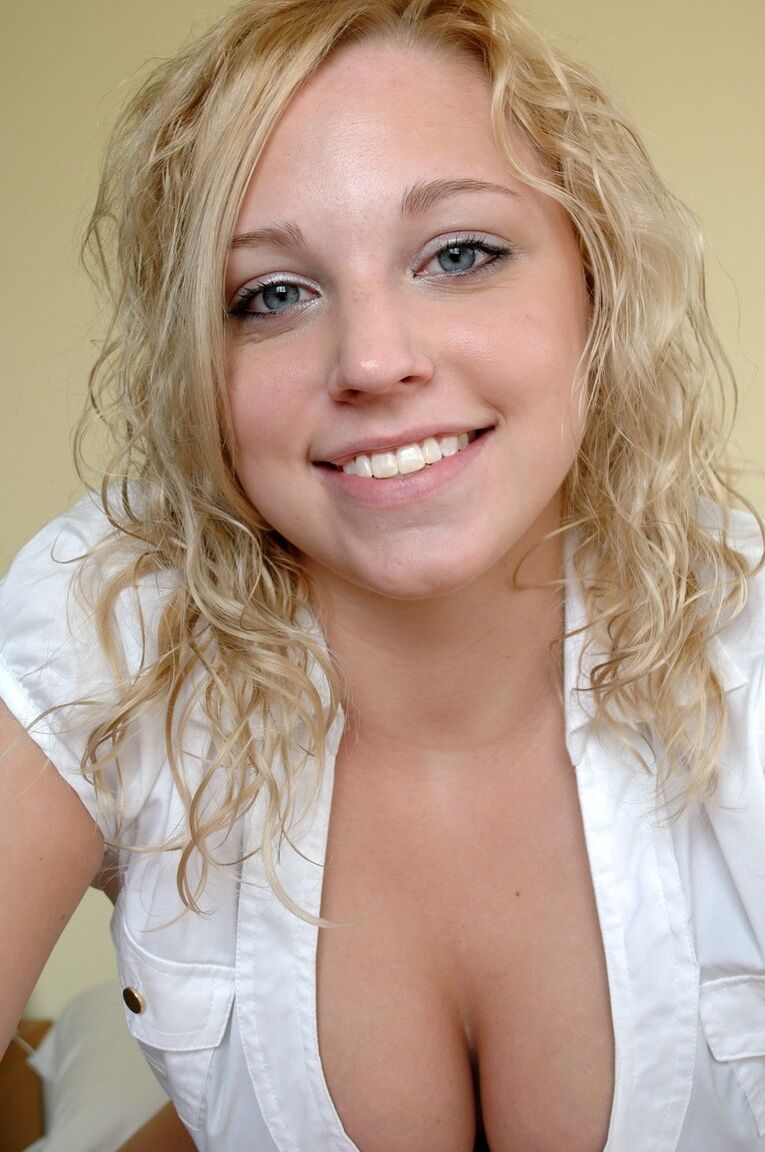 12P Garota sexy slo com peitos enormes espalhando lábios de buceta para um vibrador enorme