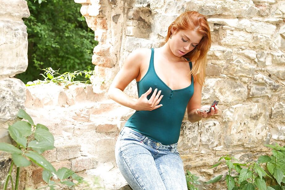 16P adolescente ruiva Chrissy Fox se masturbando buceta adolescente ao ar livre