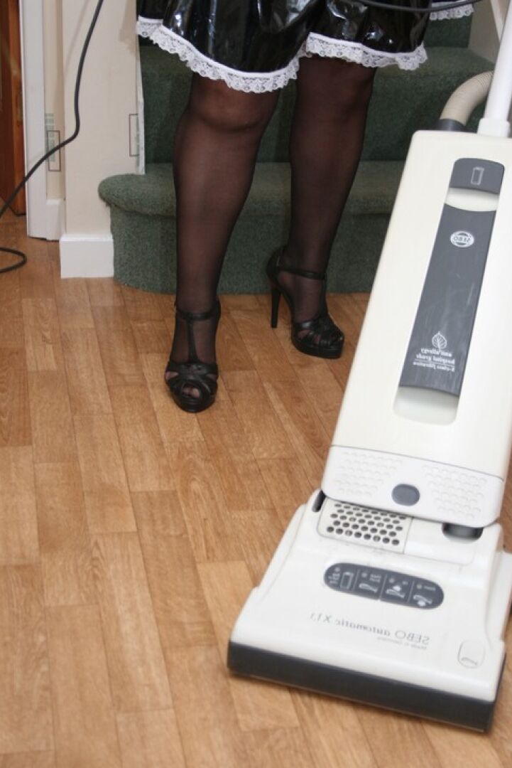 16P Kinky Carol, femme mûre, libère ses gros seins d'un uniforme de femme de chambre en latex