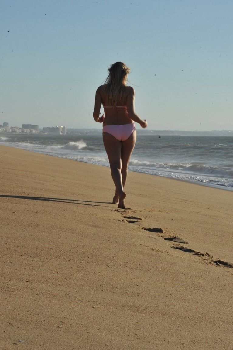 12P Attractive hottie Hayley Marie Coppin displaying her sexy body at the beach