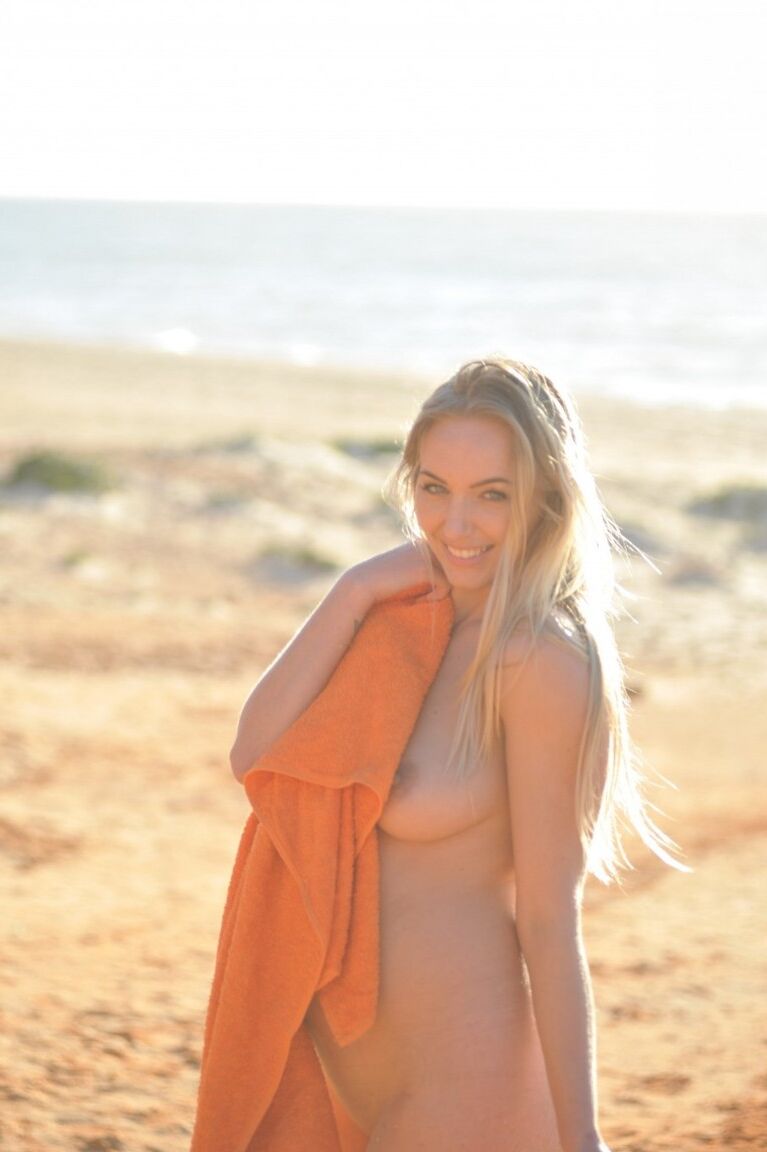12P Attractive hottie Hayley Marie Coppin displaying her sexy body at the beach