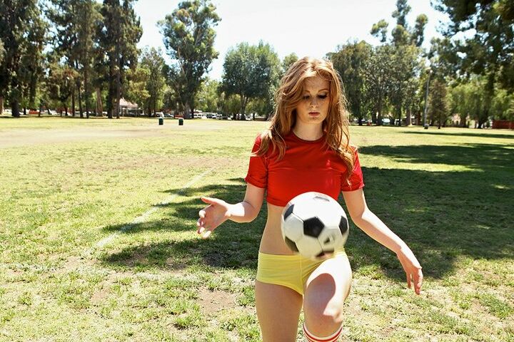 15P Jugadora de fútbol adolescente con bonitos pechos deshuesada en el coño afeitado
