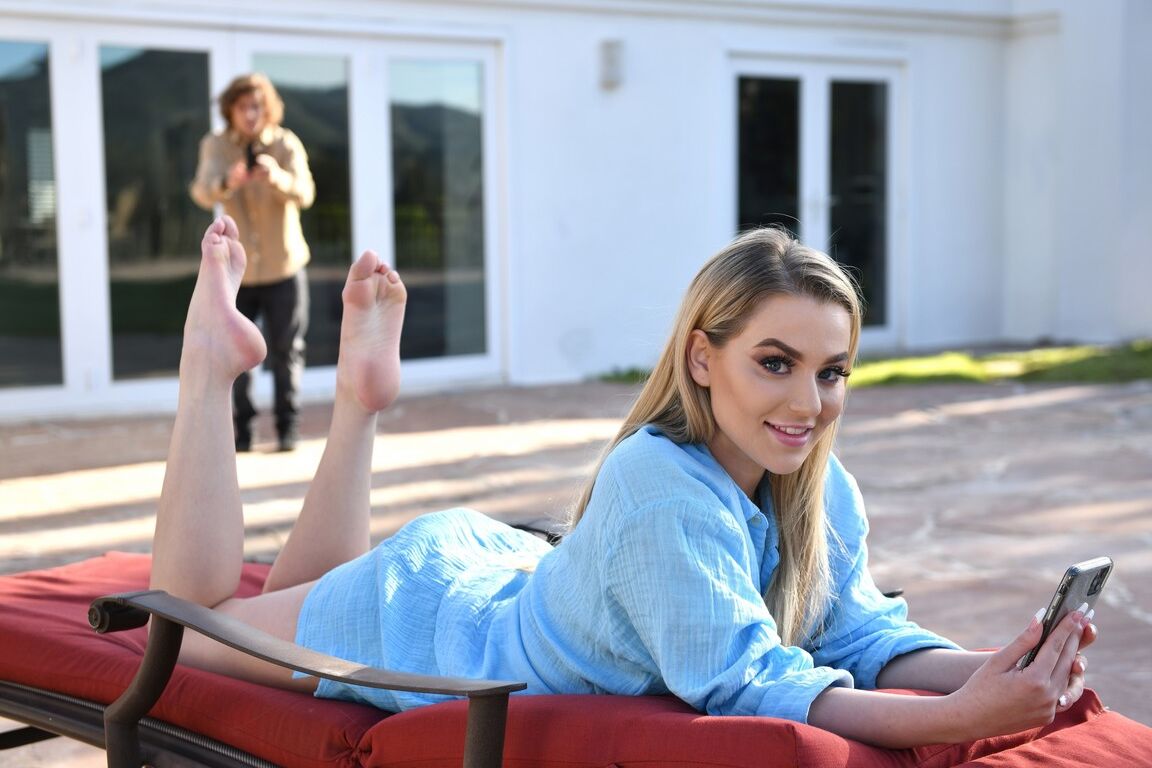 21P La jeune blonde Blake Blossom profite d'un sexe fétichiste des pieds en plein air avec une grosse bite