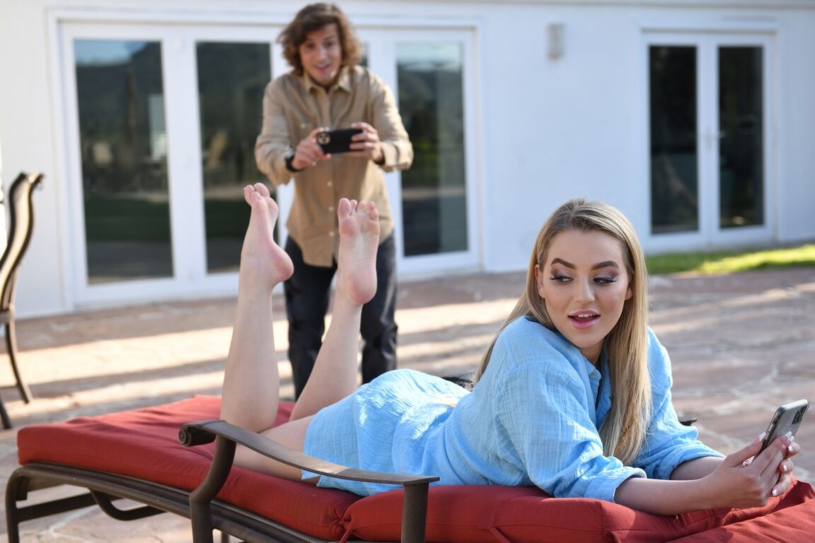 21P La jeune blonde Blake Blossom profite d'un sexe fétichiste des pieds en plein air avec une grosse bite