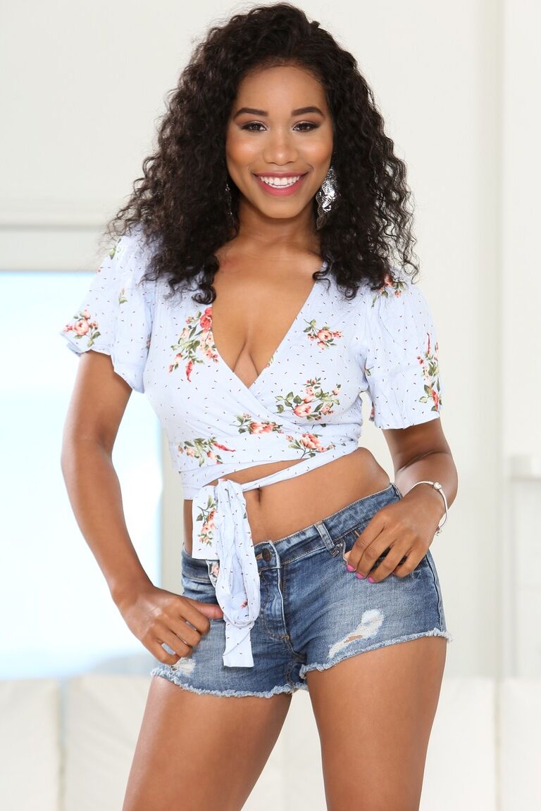 15P Hot ebony Jenna Foxx sheds shorts & spreads long legs with saggy tits bare