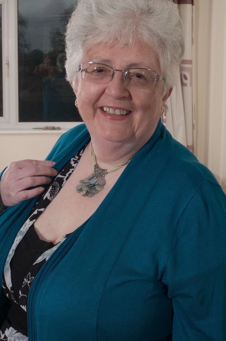 16P Abuela británica con sobrepeso se tapa las tetas desnudas con las manos
