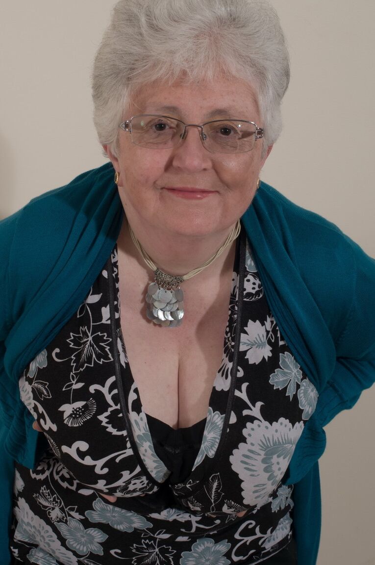 16P Abuela británica con sobrepeso se tapa las tetas desnudas con las manos
