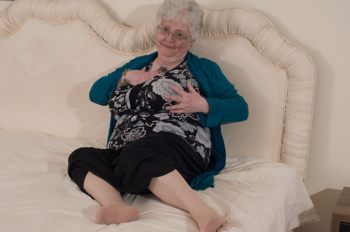 16P Abuela británica con sobrepeso se tapa las tetas desnudas con las manos