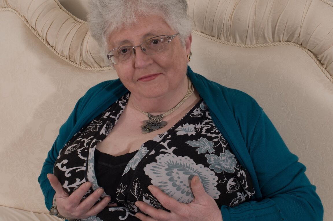 16P Abuela británica con sobrepeso se tapa las tetas desnudas con las manos