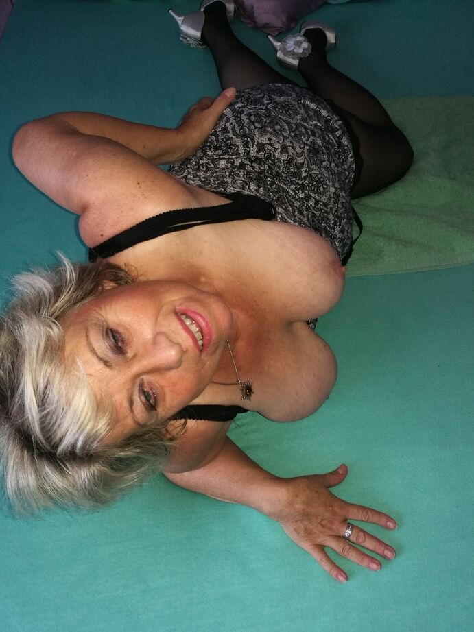 20P Granny, première minuterie, se gode la chatte après avoir retiré ses sous-vêtements en coton