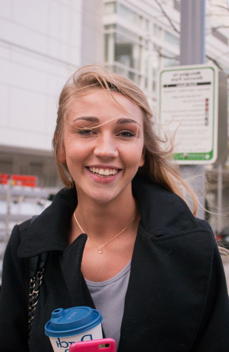 11P Loira sexy Kendra Sunderland exibindo peitos grandes e suculentos em público