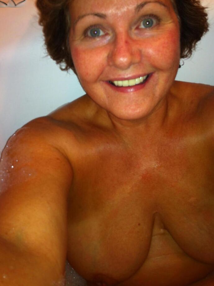 20P La mayor amateur Busty Bliss se desnuda completamente antes de darse una ducha