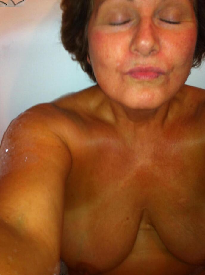 20P La mayor amateur Busty Bliss se desnuda completamente antes de darse una ducha