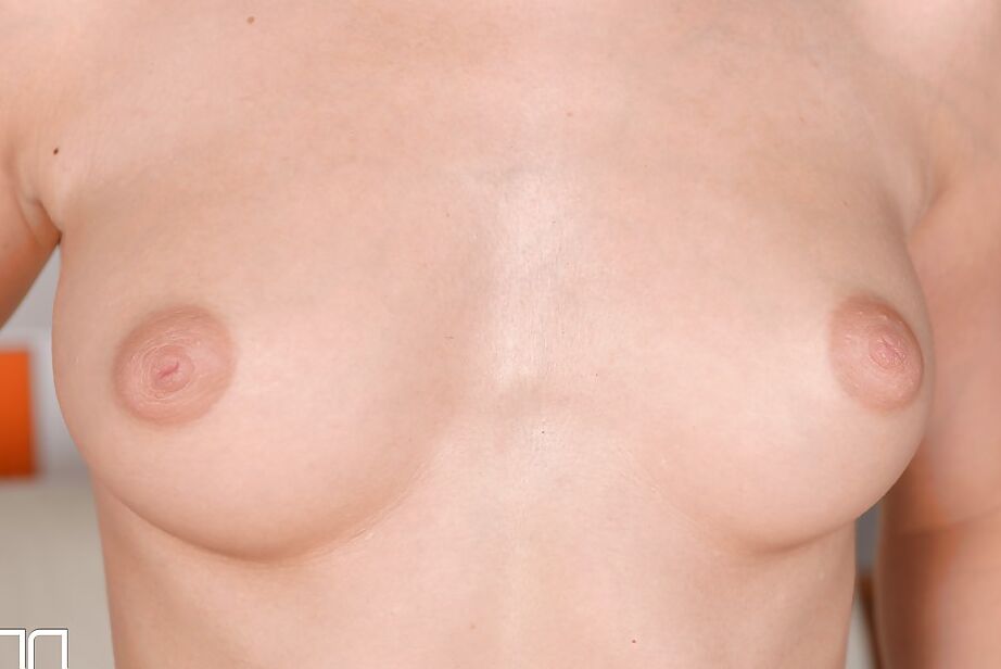 16P Euro babe Baby Dream expondo peitos grandes de adolescente e vagina raspada