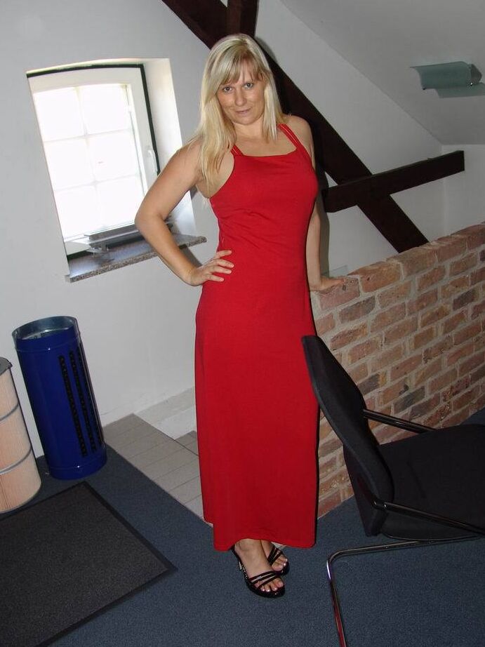 Die 20P blonde Amateurin Sweet Susi zieht ihr langes rotes Kleid aus, um nackt zu posieren