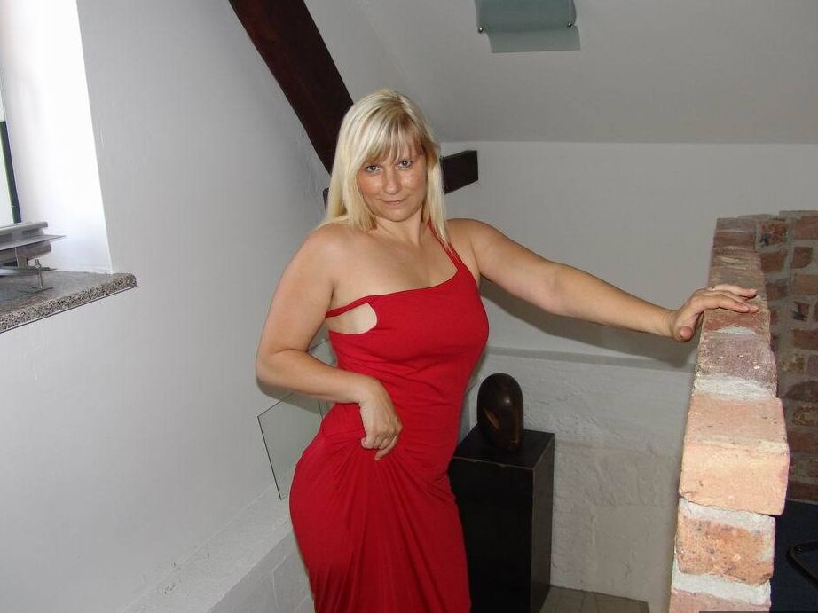 Die 20P blonde Amateurin Sweet Susi zieht ihr langes rotes Kleid aus, um nackt zu posieren