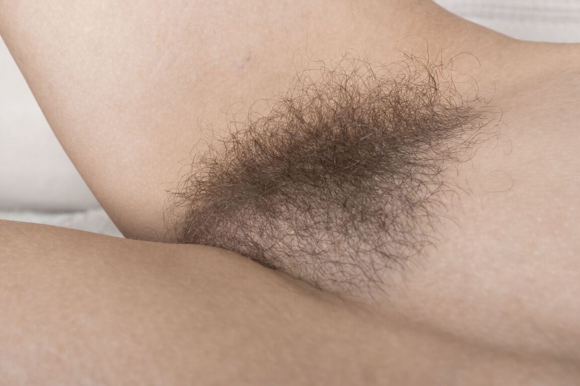 21P La delgada amateur Helena R se abre
