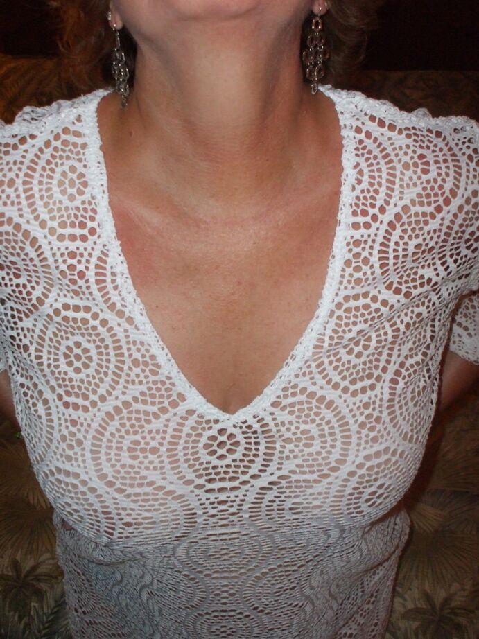 20P La mayor amateur Busty Bliss muestra sus tetas antes de besar con la lengua a un hombre