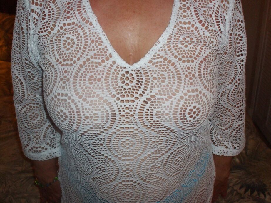 20P La mayor amateur Busty Bliss muestra sus tetas antes de besar con la lengua a un hombre
