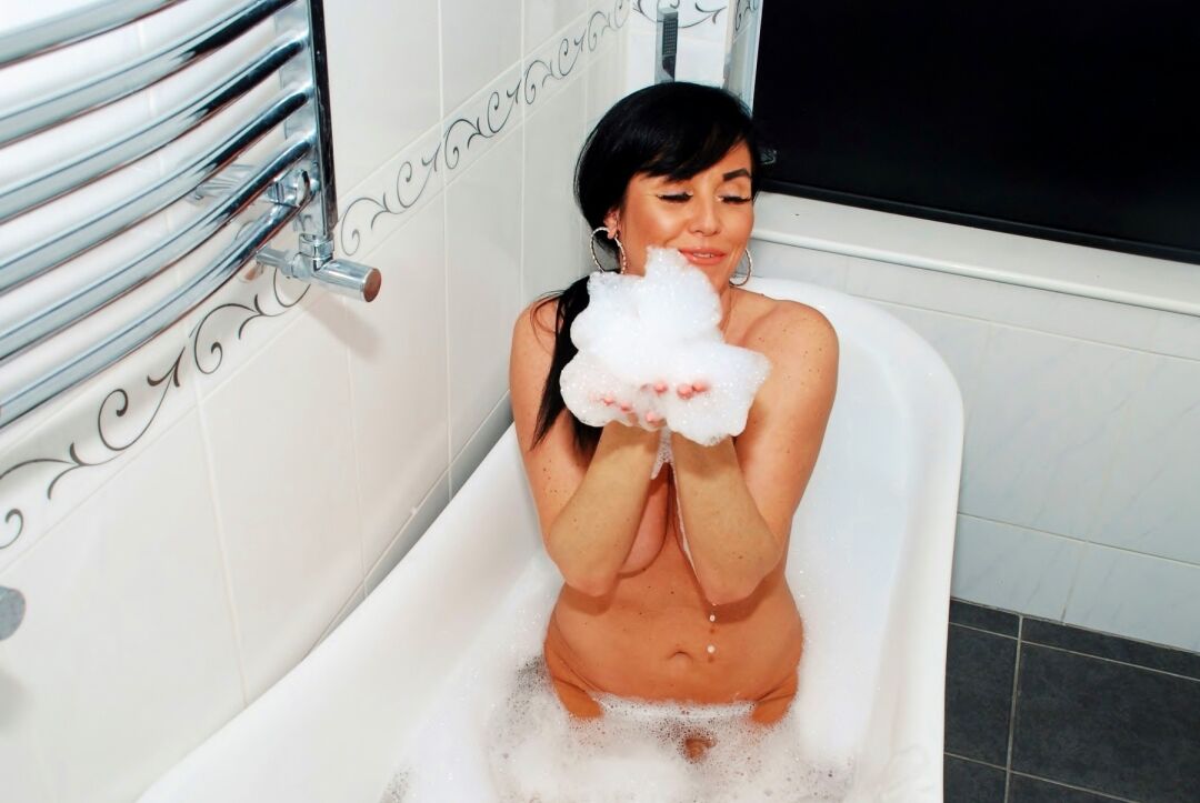 20P La morena Raunchy Raven posa desnuda antes de bañarse