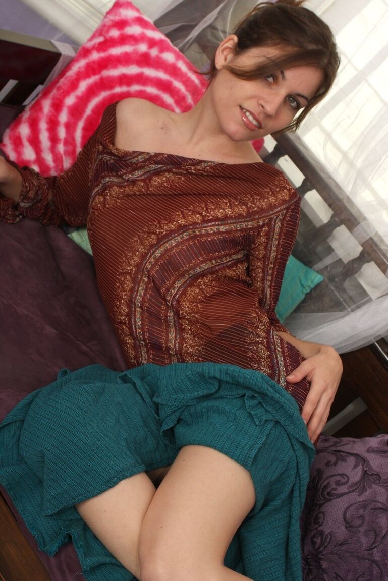 21P La hermosa amateur Holly se quita la ropa