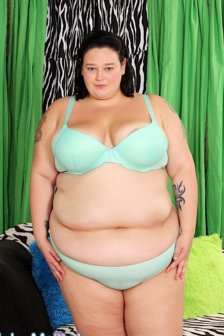 Die 16P SSBBW Valhalla Lee trägt ein mit Sperma bedecktes Kinn, nachdem sie sich für einen Blowjob nackt ausgezogen hat