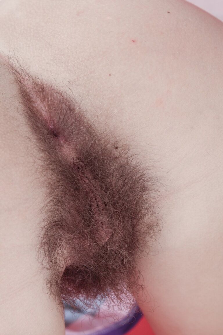 17P Pelirroja checa MILF Promesita se levanta el lindo vestido y se mete los dedos en el coño peludo del lobo
