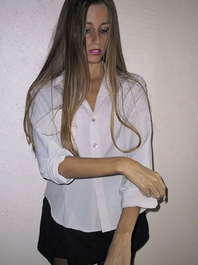 21P Smiley American babe Lori Anderson flaunts her slim legs in a short skirt