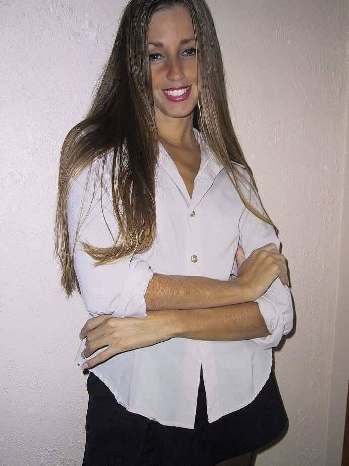 21P Smiley American babe Lori Anderson flaunts her slim legs in a short skirt