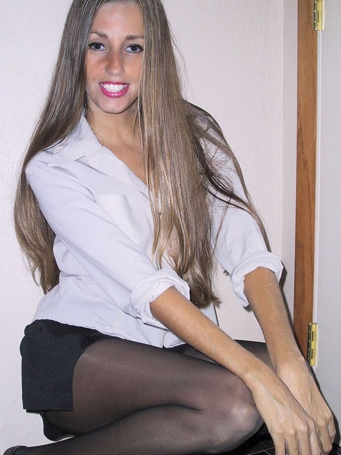 21P Smiley American babe Lori Anderson flaunts her slim legs in a short skirt