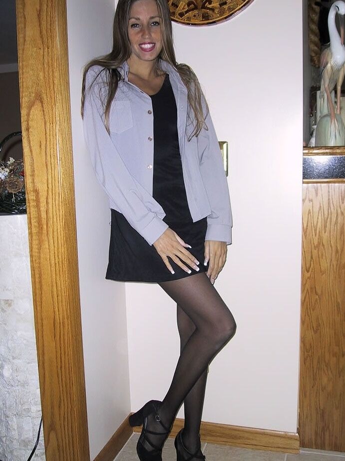 21P Smiley American babe Lori Anderson flaunts her slim legs in a short skirt