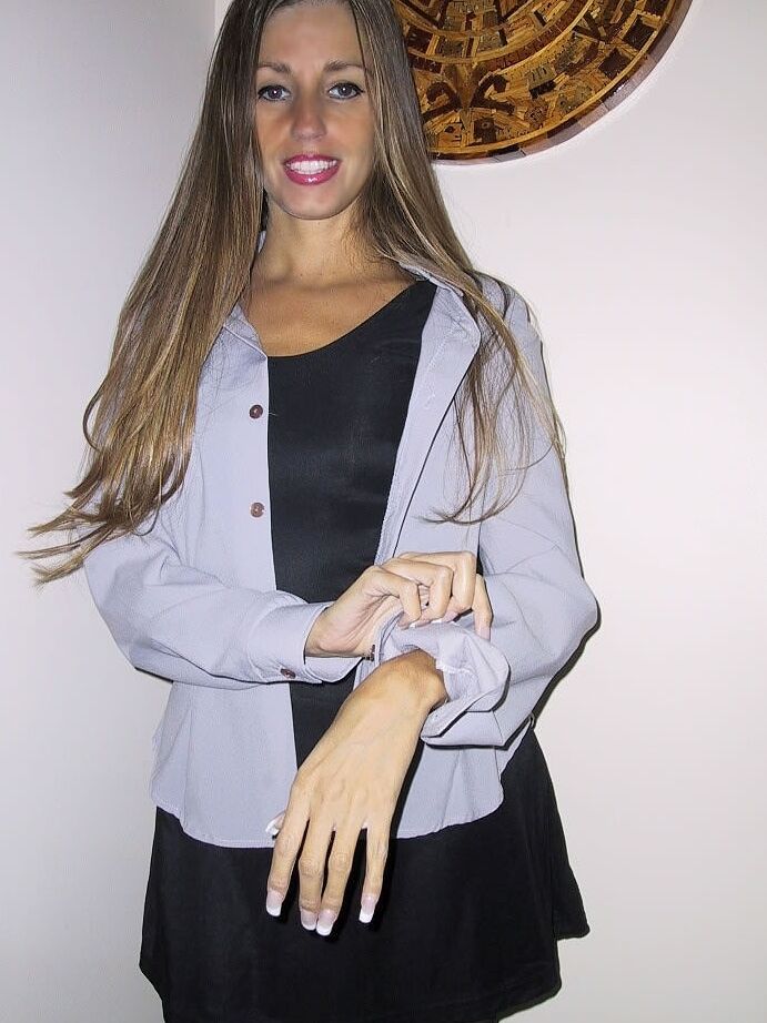 21P Smiley American babe Lori Anderson flaunts her slim legs in a short skirt