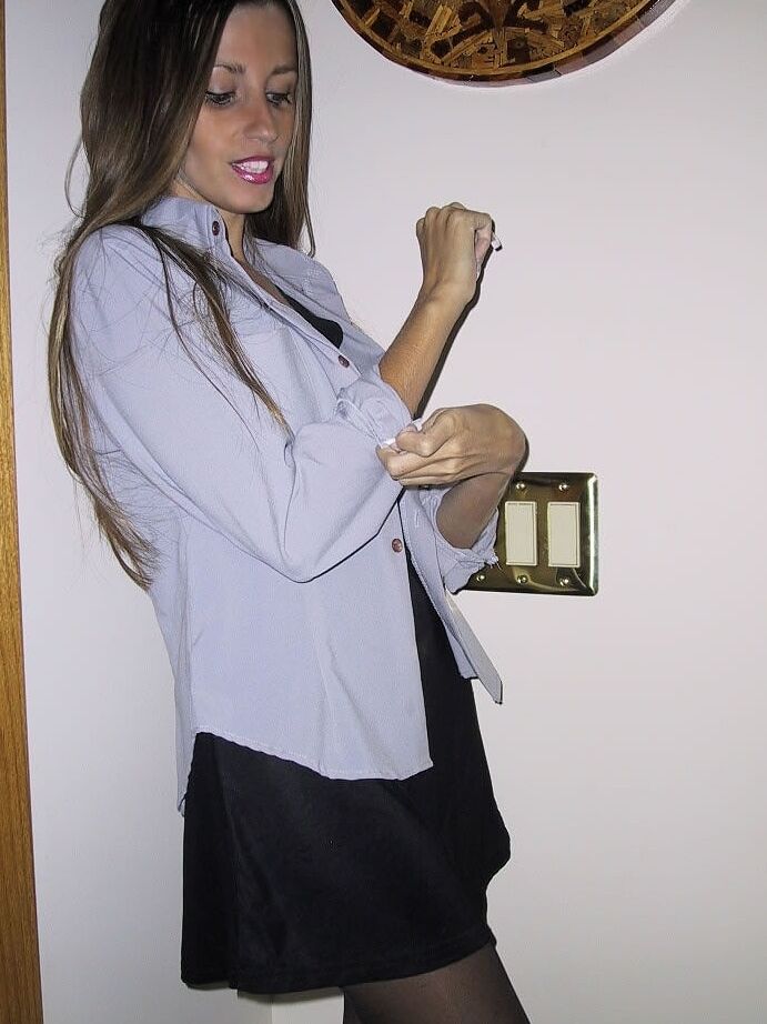 21P Smiley American babe Lori Anderson flaunts her slim legs in a short skirt