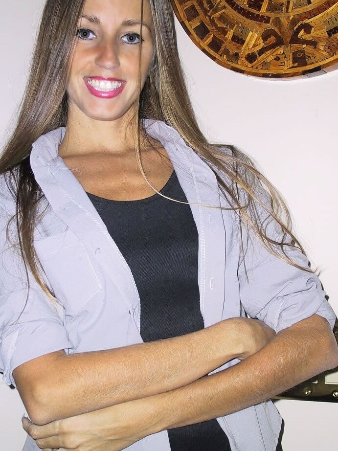 21P Smiley American babe Lori Anderson flaunts her slim legs in a short skirt