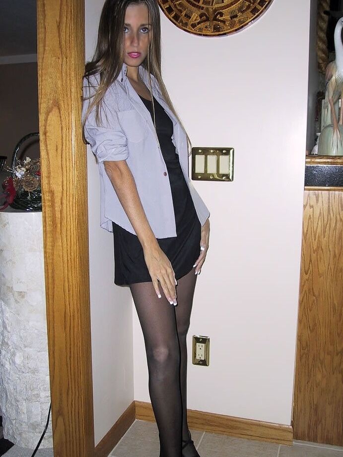21P Smiley American babe Lori Anderson flaunts her slim legs in a short skirt