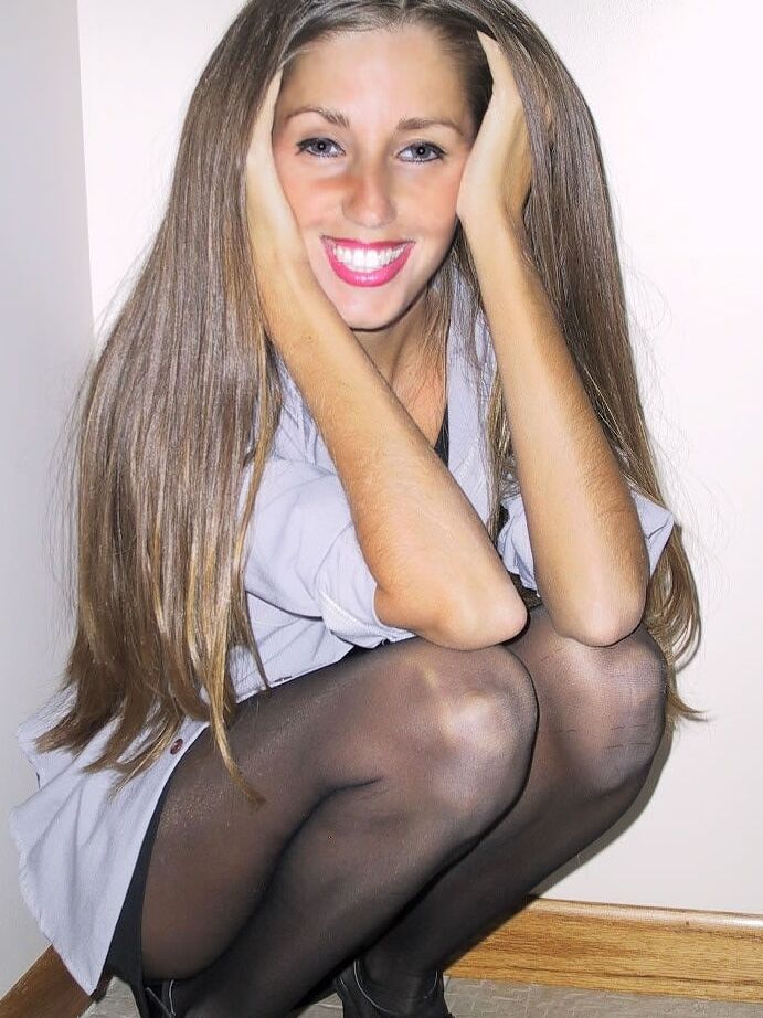21P Smiley American babe Lori Anderson flaunts her slim legs in a short skirt