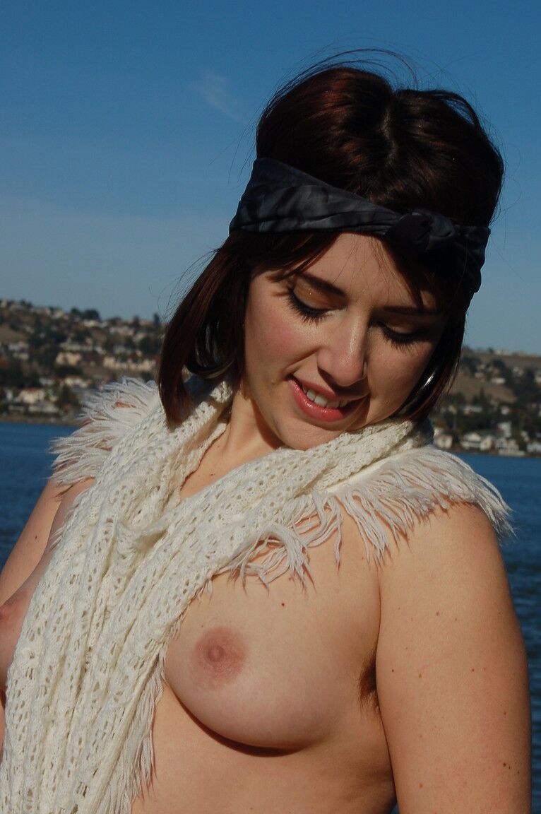 21P Sexy Amateurin Simone Delilah zeigt ihren dicken Hintern und reibt ihre buschige Möse im Freien
