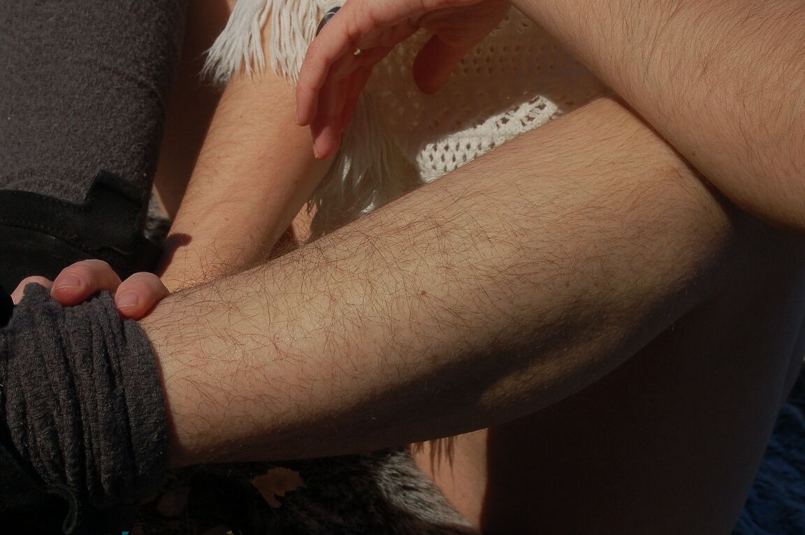 21P Sexy Amateurin Simone Delilah zeigt ihren dicken Hintern und reibt ihre buschige Möse im Freien