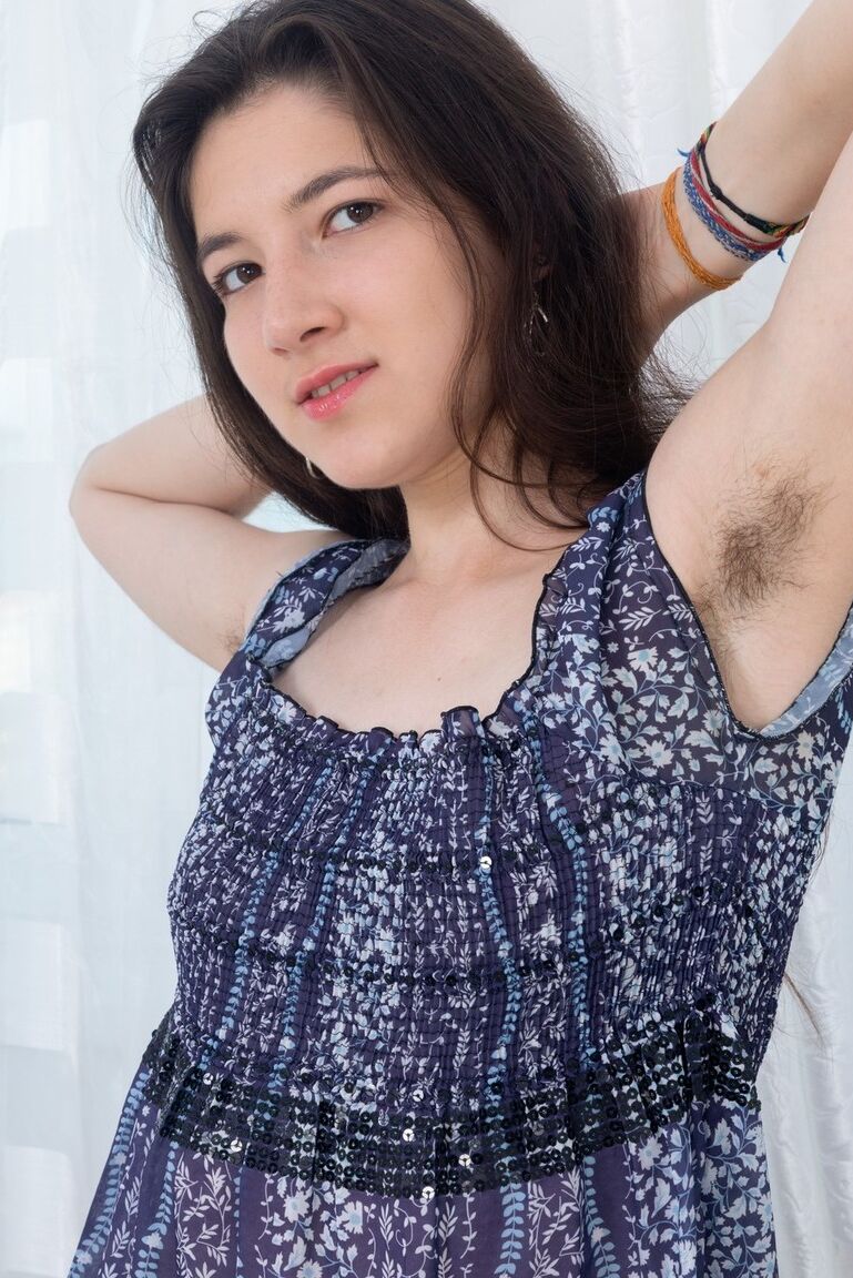 16P Garota sozinha com peitos pequenos brinca com sua buceta natural depois de expor axilas peludas