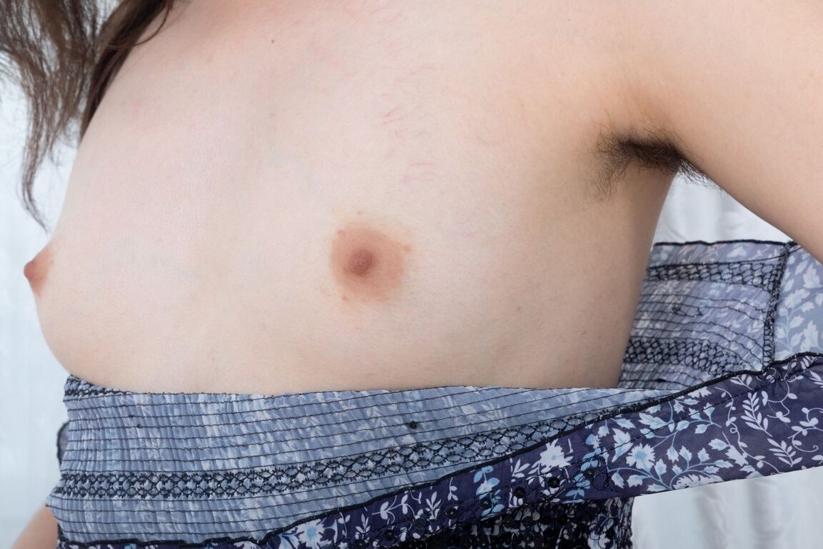16P Garota sozinha com peitos pequenos brinca com sua buceta natural depois de expor axilas peludas