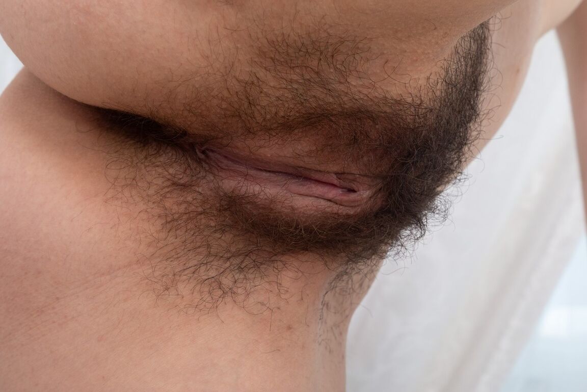 16P Garota sozinha com peitos pequenos brinca com sua buceta natural depois de expor axilas peludas