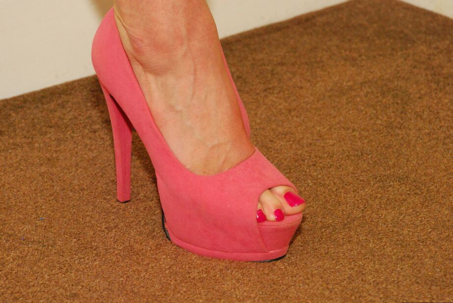 20P Modèles amateurs Raunchy Raven pour la plupart nus en talons hauts roses