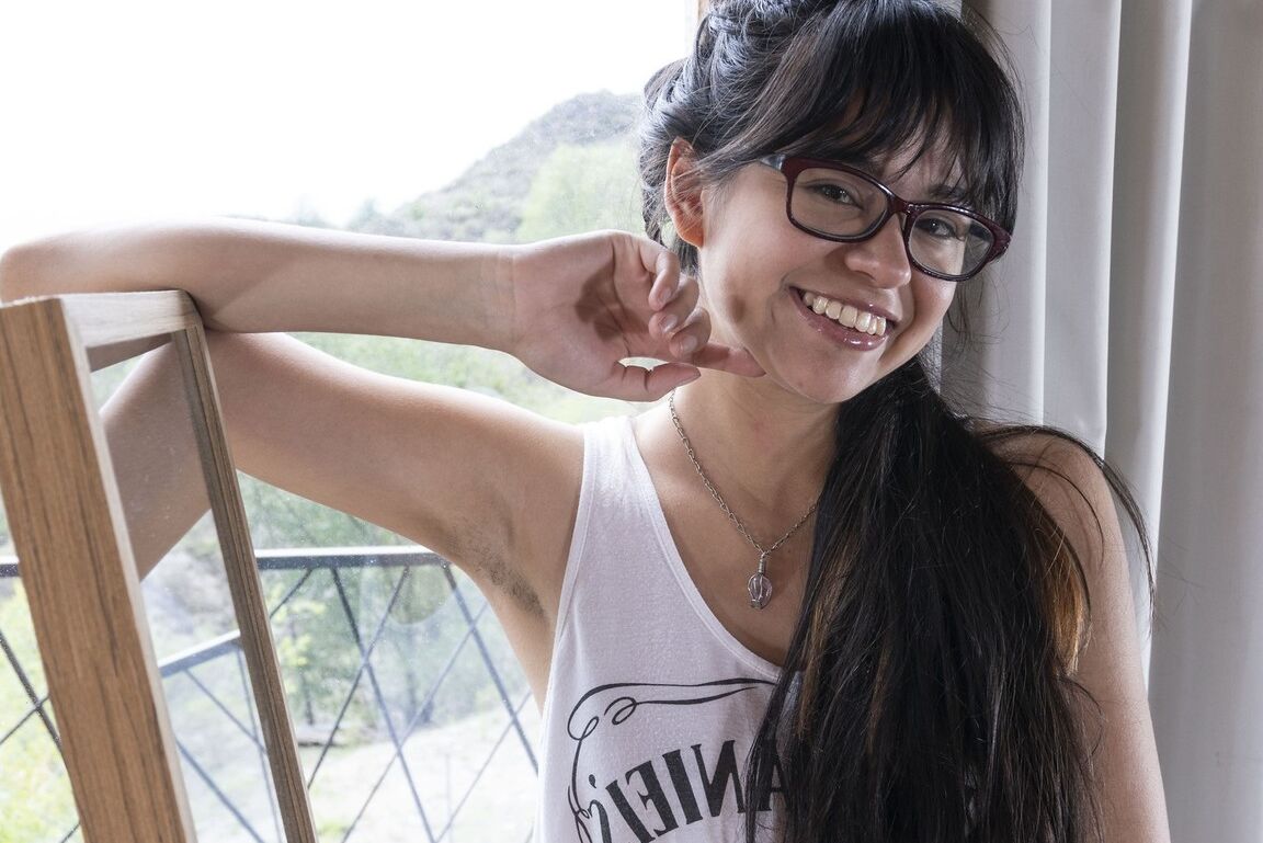 16P La amateur Joaquina muestra su coño natural con las gafas puestas